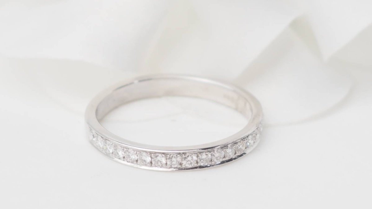 Demi alliance en or blanc et diamants 0.50ct - Castafiore