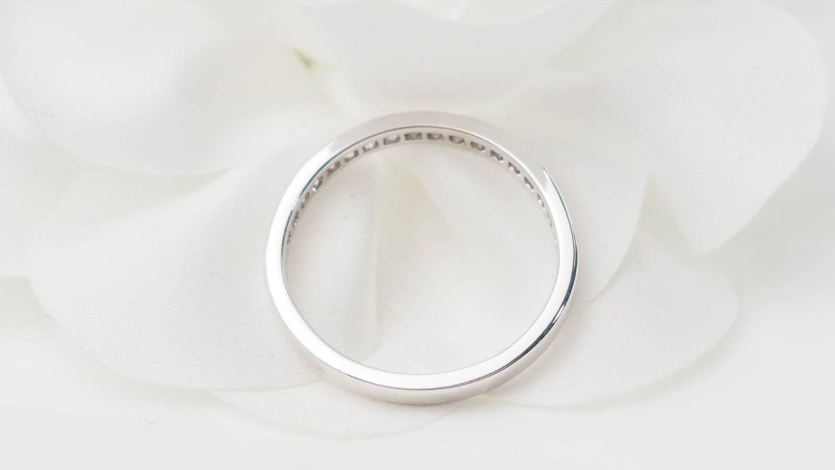 Demi alliance en or blanc et diamants 0.50ct - Castafiore
