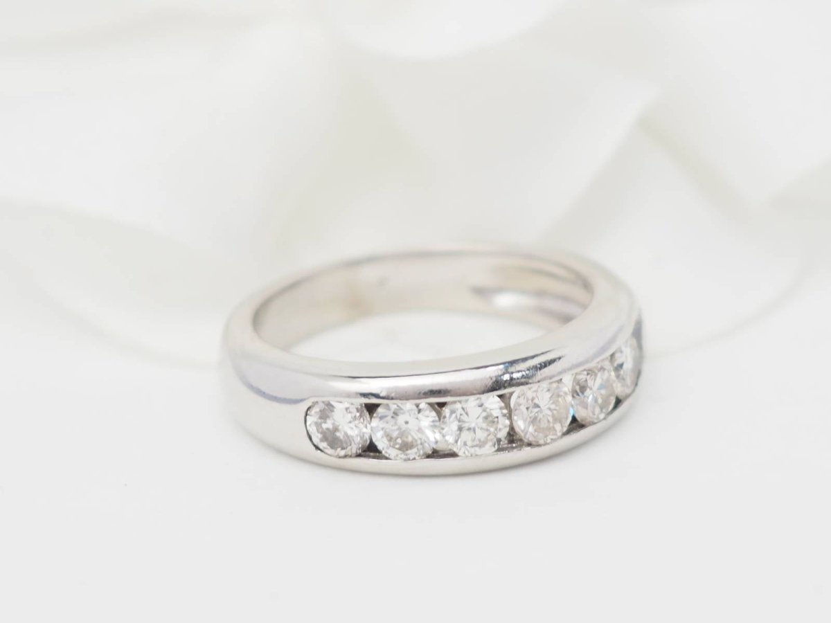 Demi alliance en or blanc et diamants 1.05ct - Castafiore