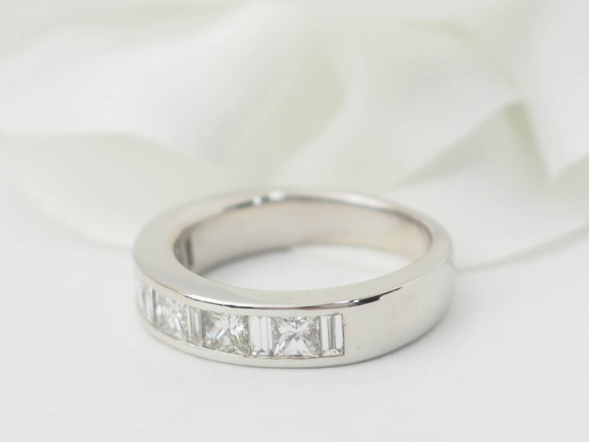 Demi alliance en or blanc et diamants 1.06cts - Castafiore