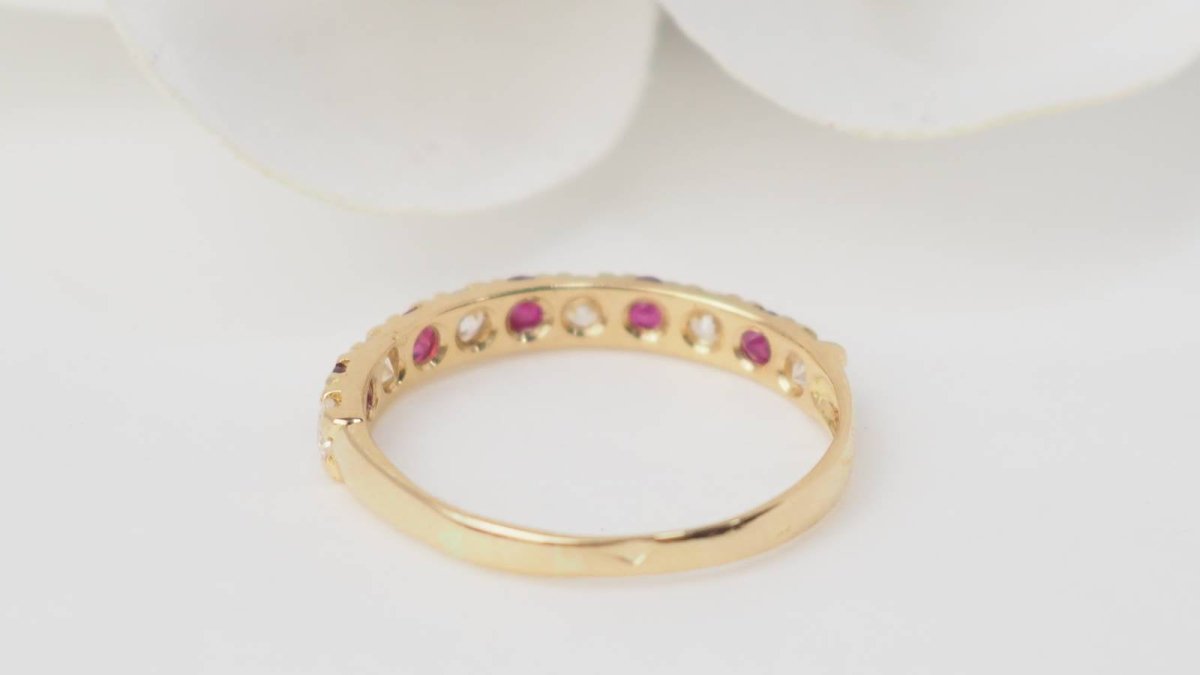 Demi alliance en or jaune, rubis et diamants - Castafiore