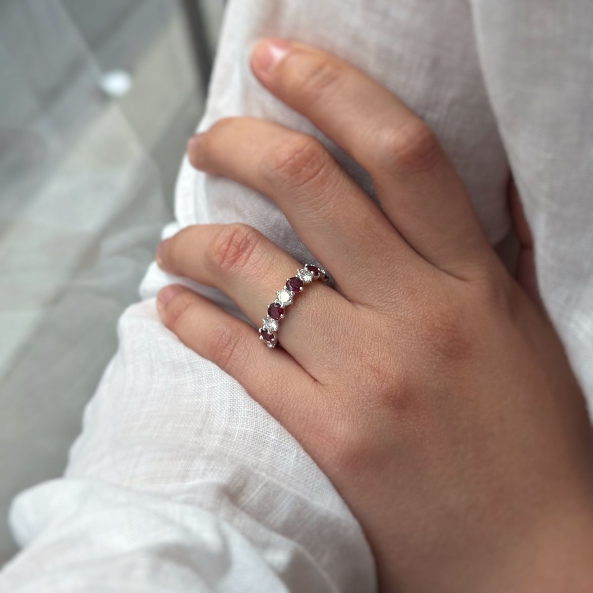 Demi Alliance - Or blanc, Diamants & Rubis - Castafiore