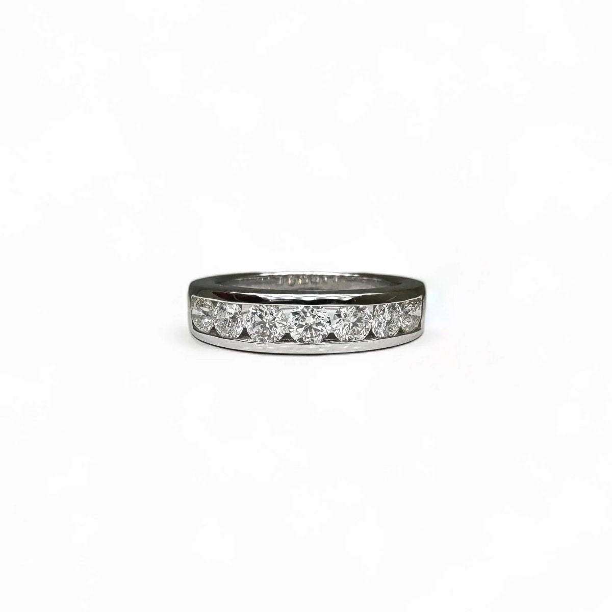 Demie alliance en or blanc sertie de diamants - Castafiore