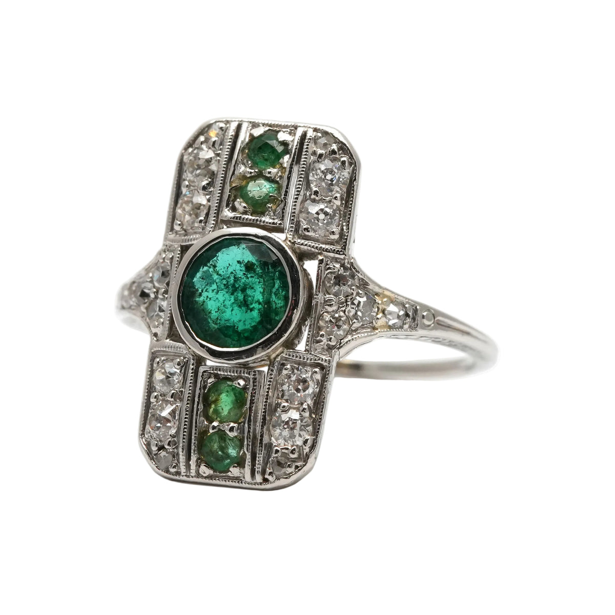 Bague Art Déco en or blanc, émeraudes et diamants