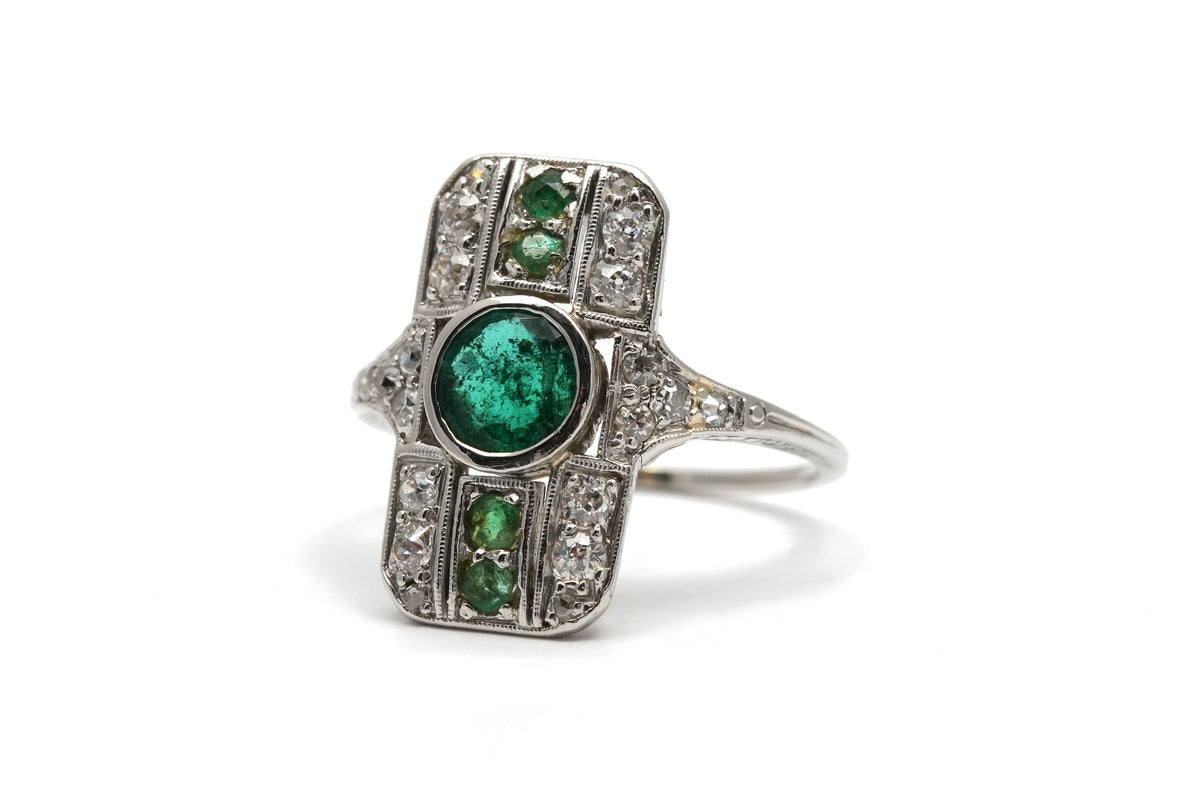 Bague Art Déco en or blanc, émeraudes et diamants