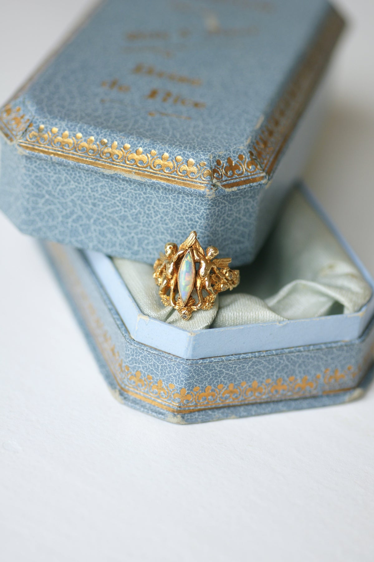Bague Ancienne Anges Opale et Diamants sur Or Jaune