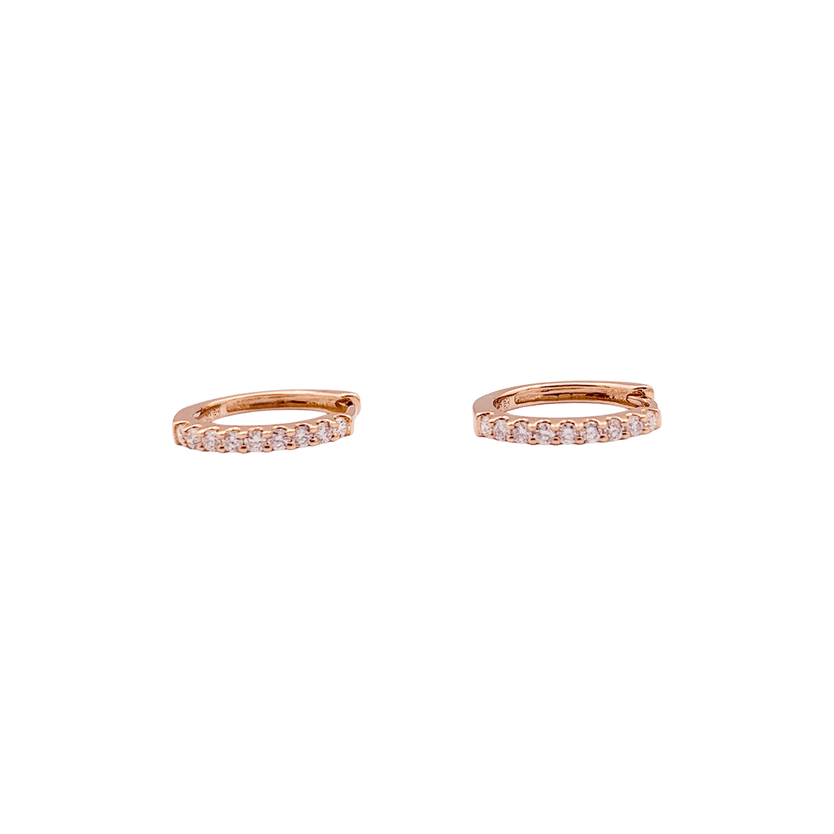 Paire de petites créoles en or rose, diamants.