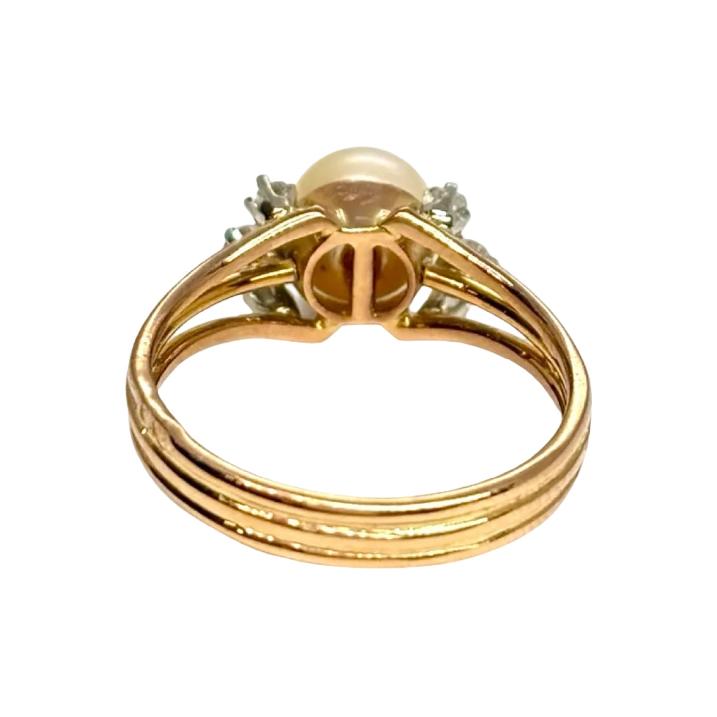 Bague en or jaune, perle, et diamants