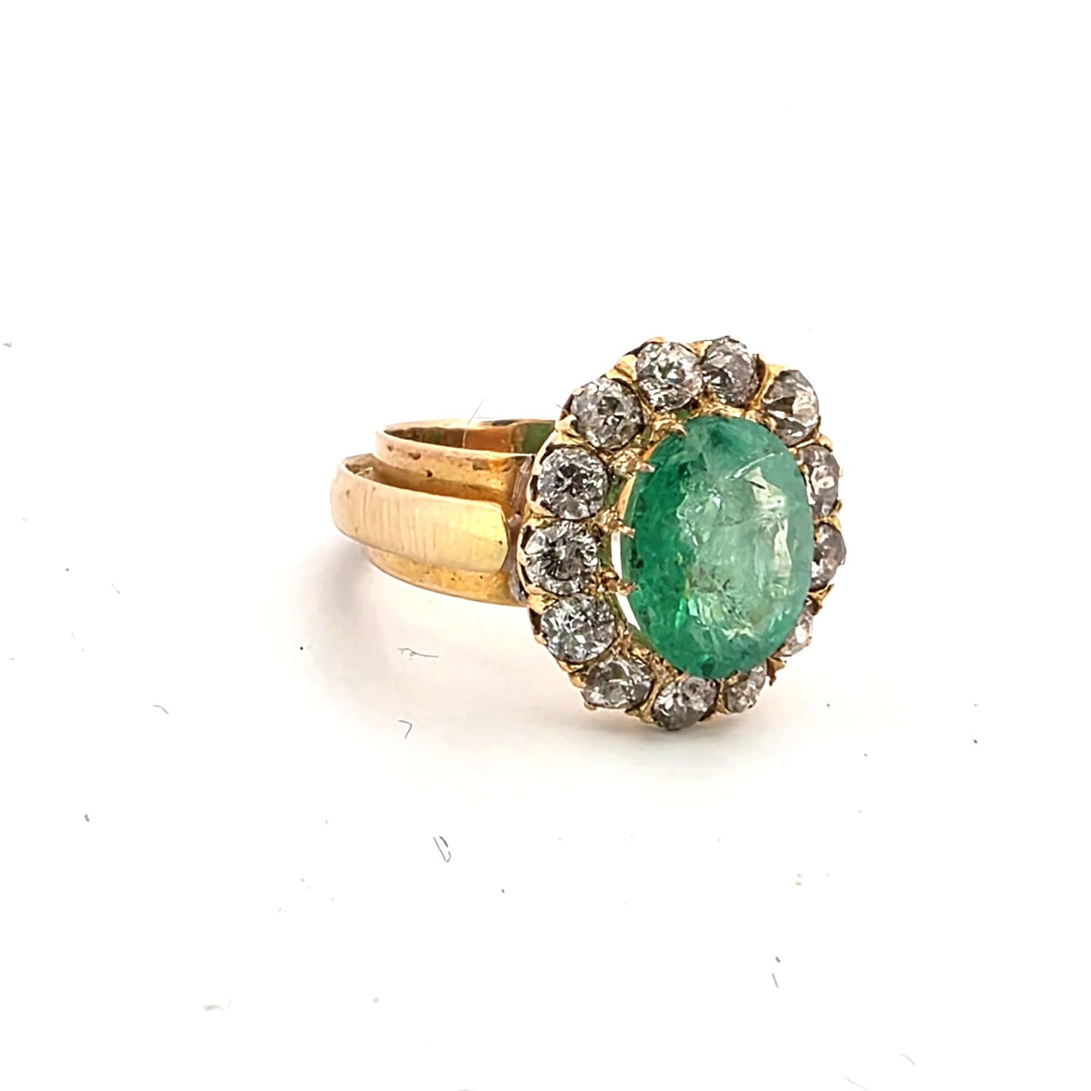 Bague Entourage en or jaune, émeraude et diamants