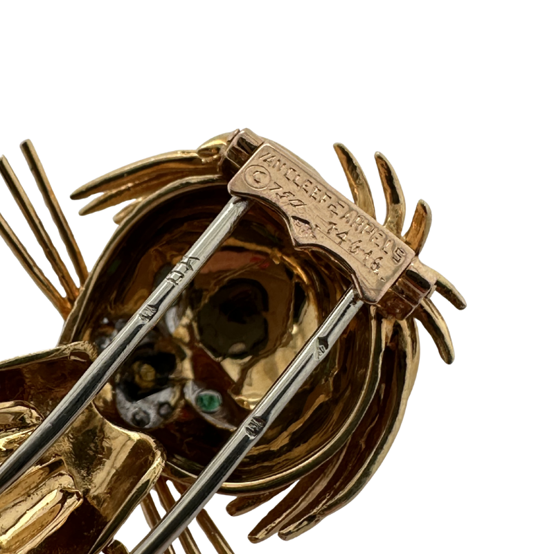 Broche VAN CLEEF & ARPELS "Lion ébouriffé" en or jaune, émeraudes, émail et diamants