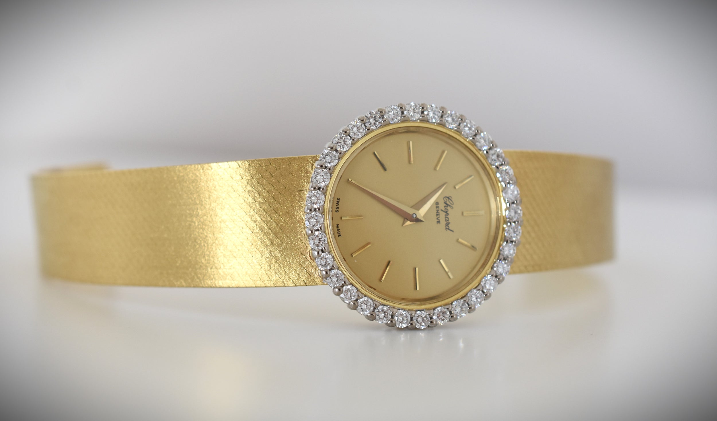 Montre CHOPARD, Réf. 810, or jaune 18 carats et diamants, bracelet intégré or massif, vers 1980.