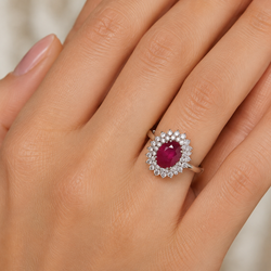 Bague Entourage en or blanc, rubis et diamants