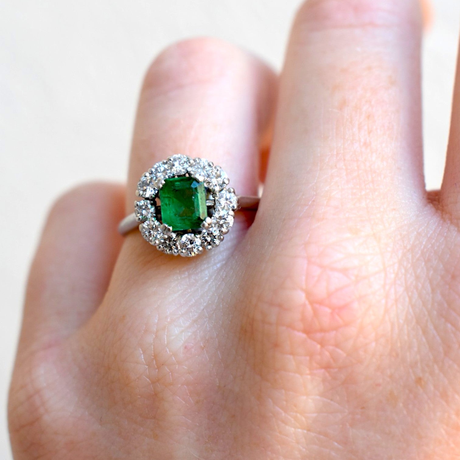 Bague Marguerite MELLERIO en platine, émeraude et diamants