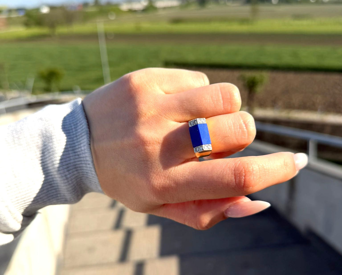 Bague Chevalière en or jaune, lapis-lazuli et diamants