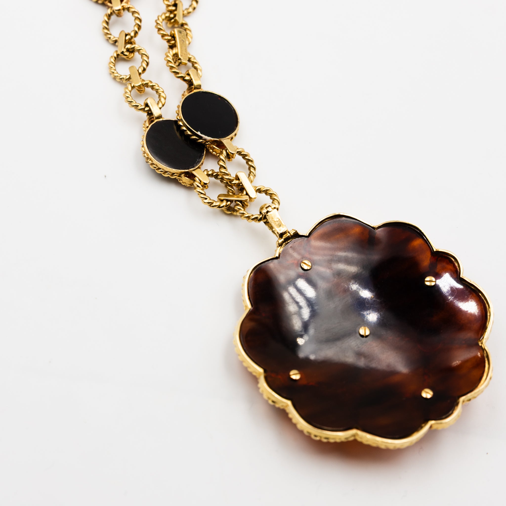 Collier Pendentif BOUCHERON en or jaune et corail