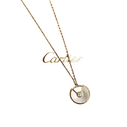 Collier Pendentif CARTIER "Amulette" en or jaune, nacre et diamants
