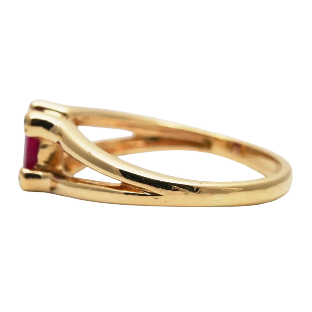 Bague Solitaire en or jaune, rubis et diamants