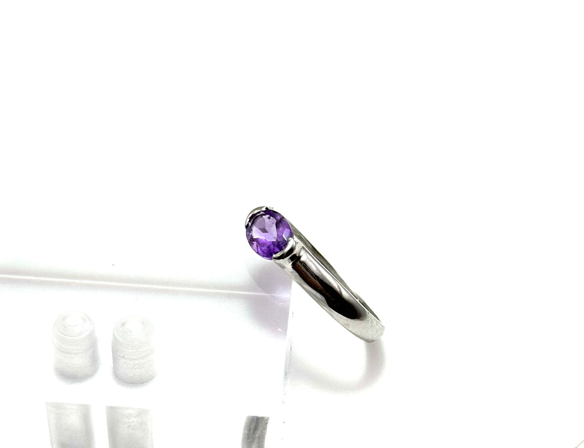 Bague Solitaire en or blanc et améthyste