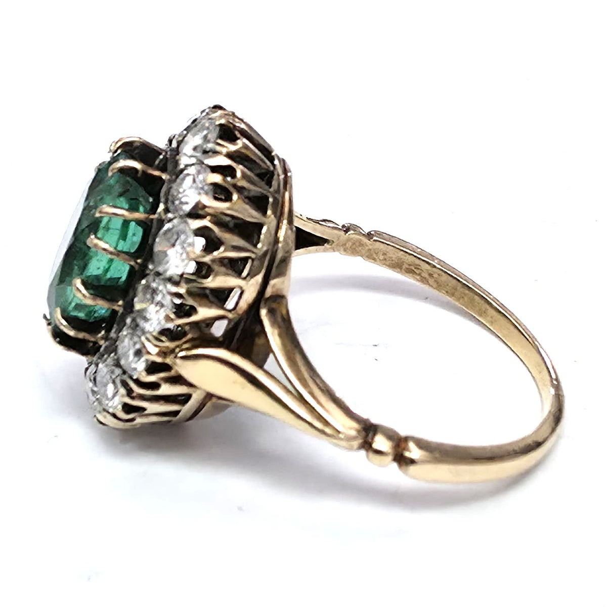 Bague en or jaune, émeraude et diamants