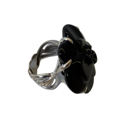 Bague CHANEL "Camélia" en or blanc et onyx