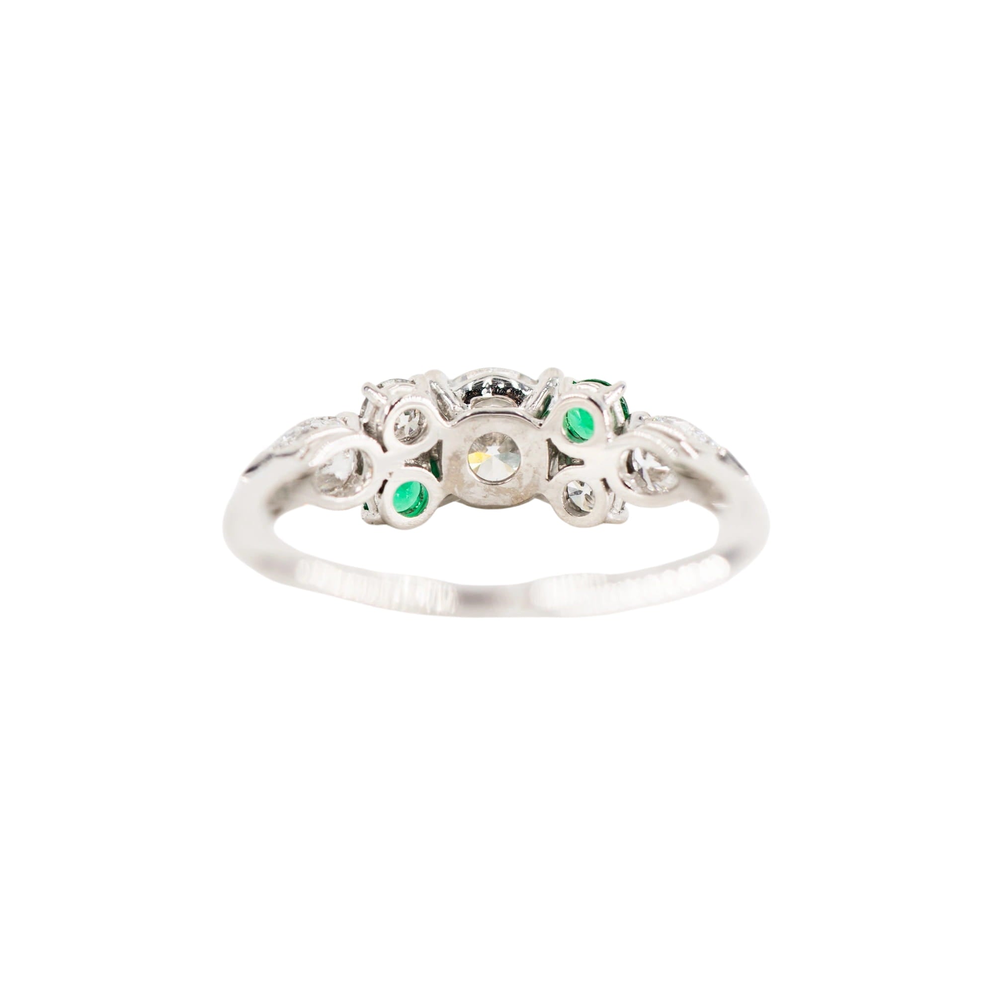 Bague Entourage en or blanc, émeraudes et diamants