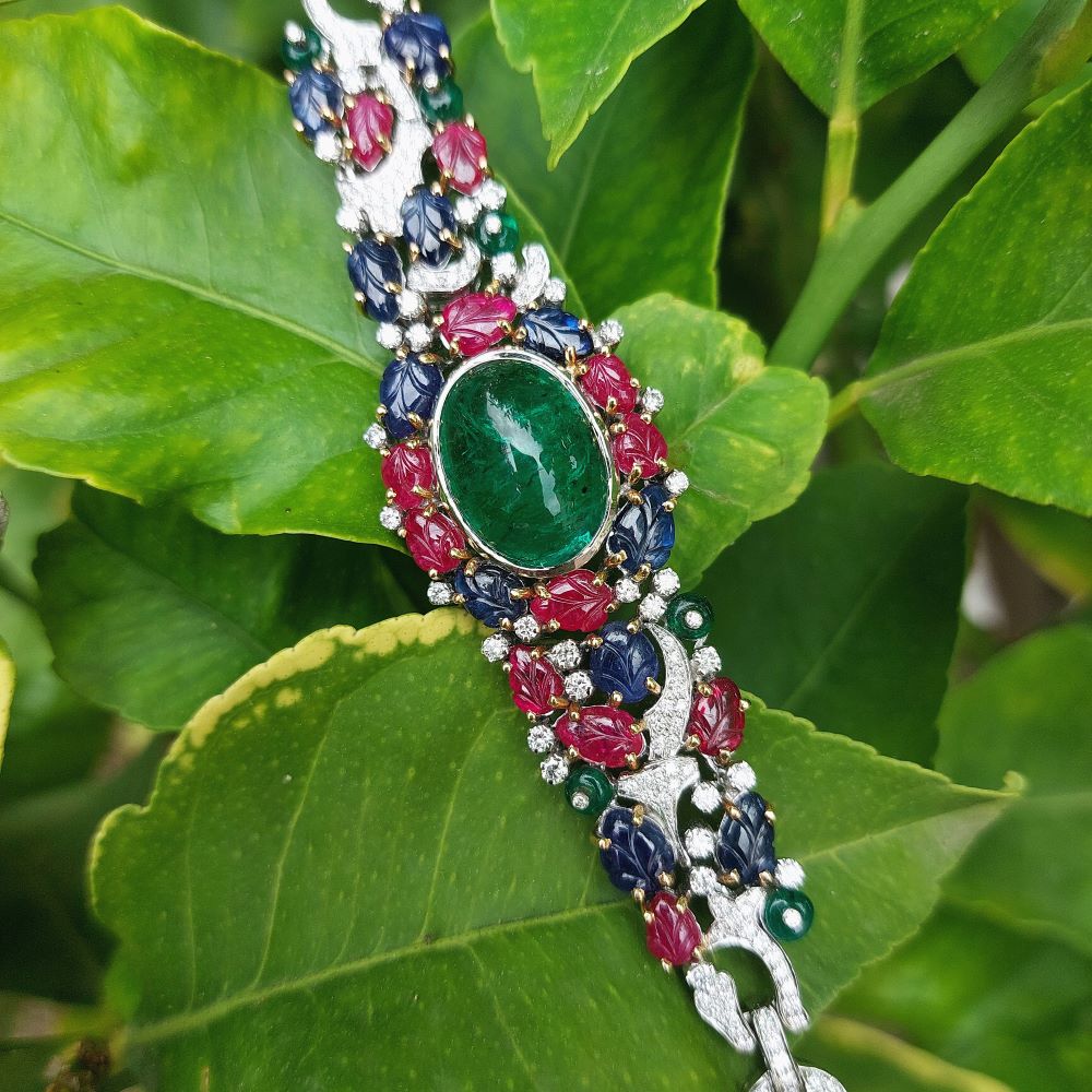 Bracelet Tutti Frutti "rêve indien", cabochon d'émeraude, rubis, saphirs et diamants, or 18k
