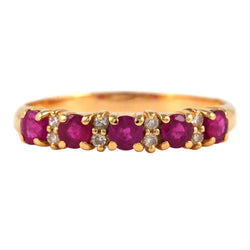 Bague Jarretière en or jaune, rubis et diamants