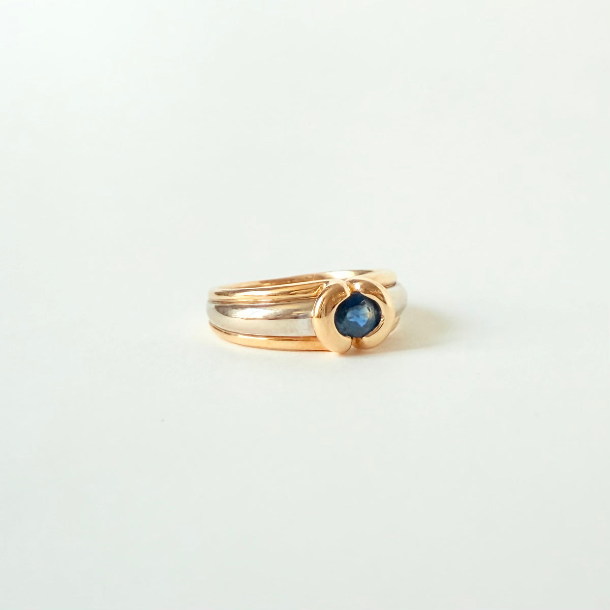 Bague Jonc en or jaune, or blanc, et saphir