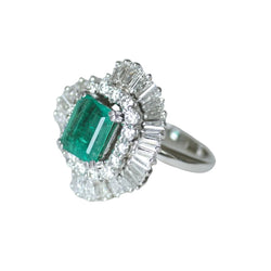 Bague Entourage en or blanc, émeraude et diamants