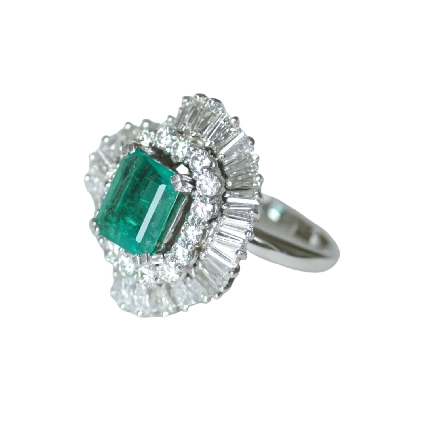 Bague Entourage en or blanc, émeraude et diamants