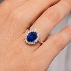 Bague Entourage en or blanc, saphir et diamants
