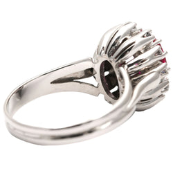 Bague Entourage en or blanc, rubis et diamants