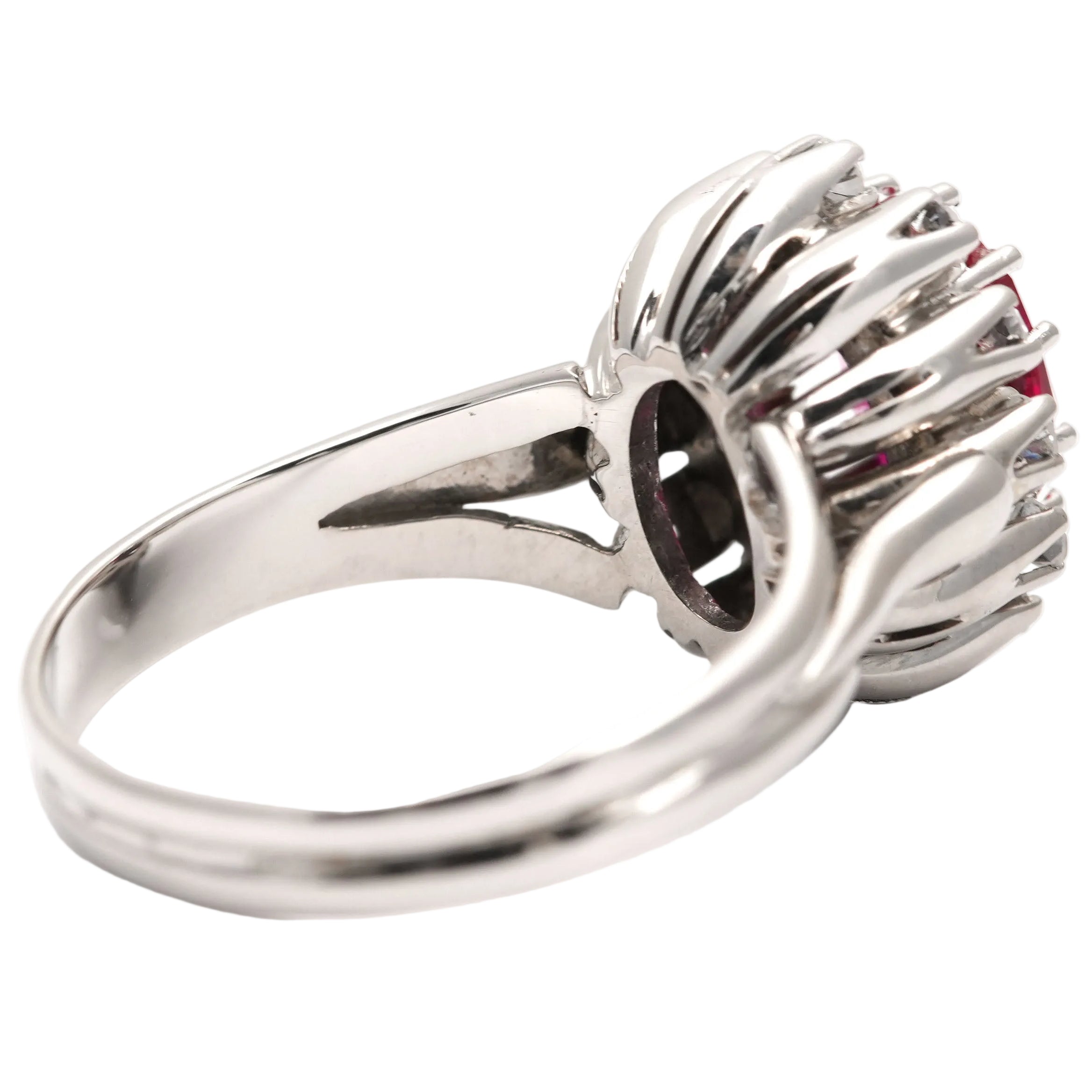 Bague Entourage en or blanc, rubis et diamants