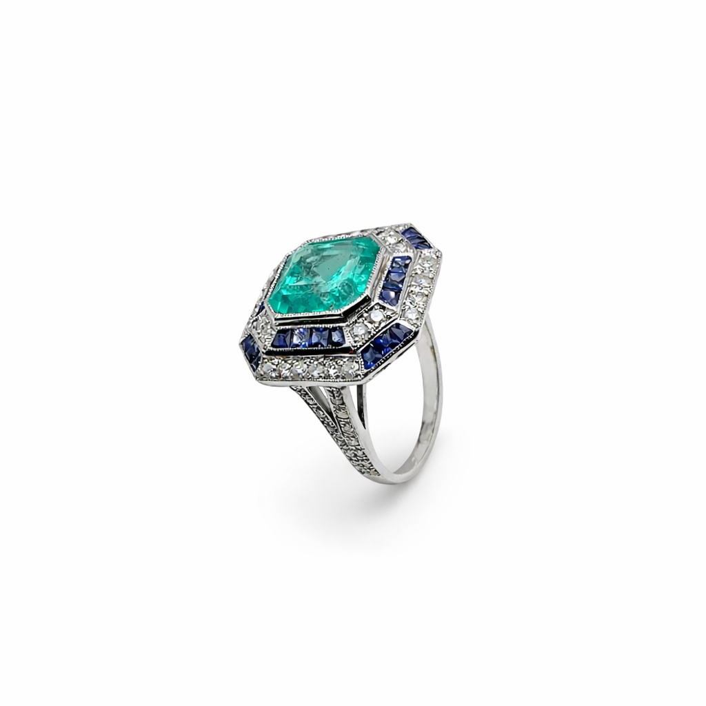 Bague Cocktail en or blanc, émeraude, saphirs et diamants