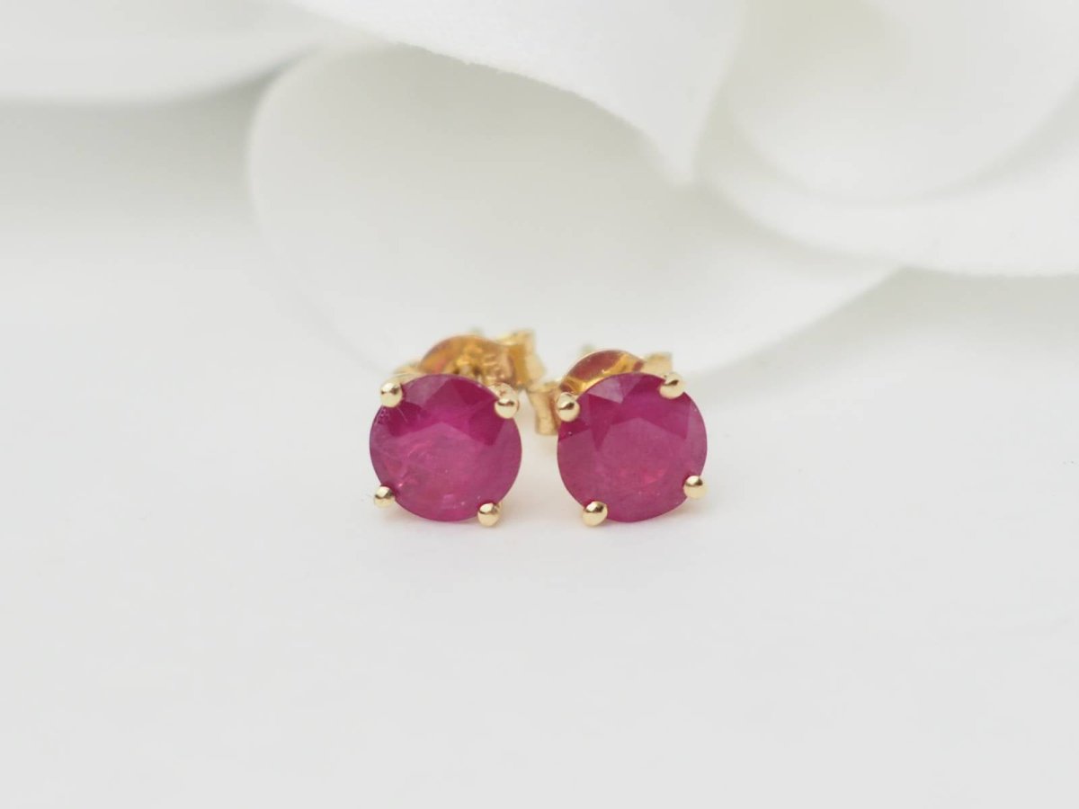 Boucles d'oreilles Puces en or jaune et rubis