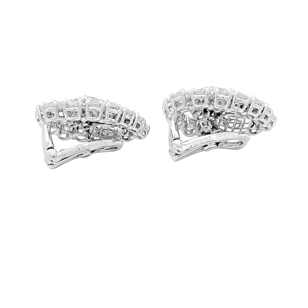 Boucles d'oreilles Boucheron en platine et diamants.