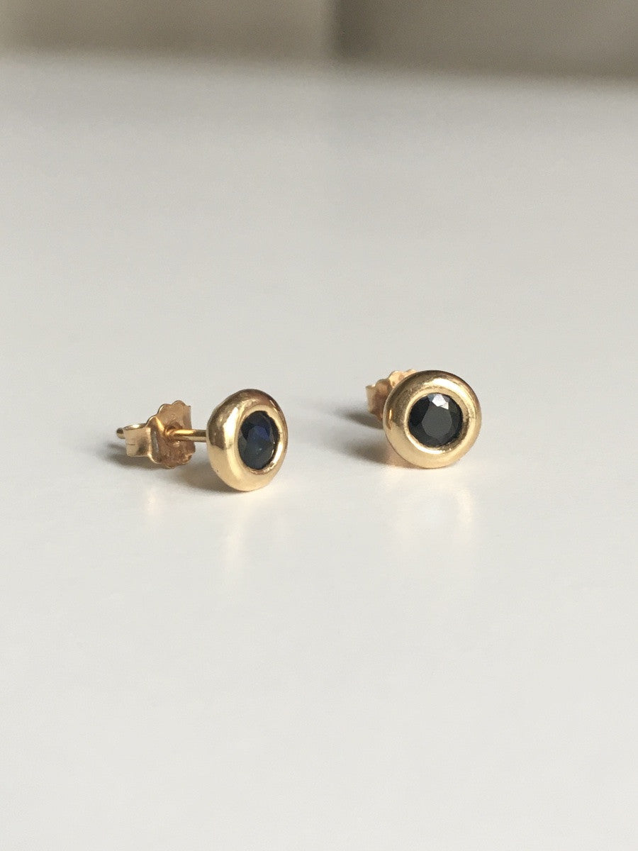 Boucles d'oreilles Puces en or jaune et saphirs