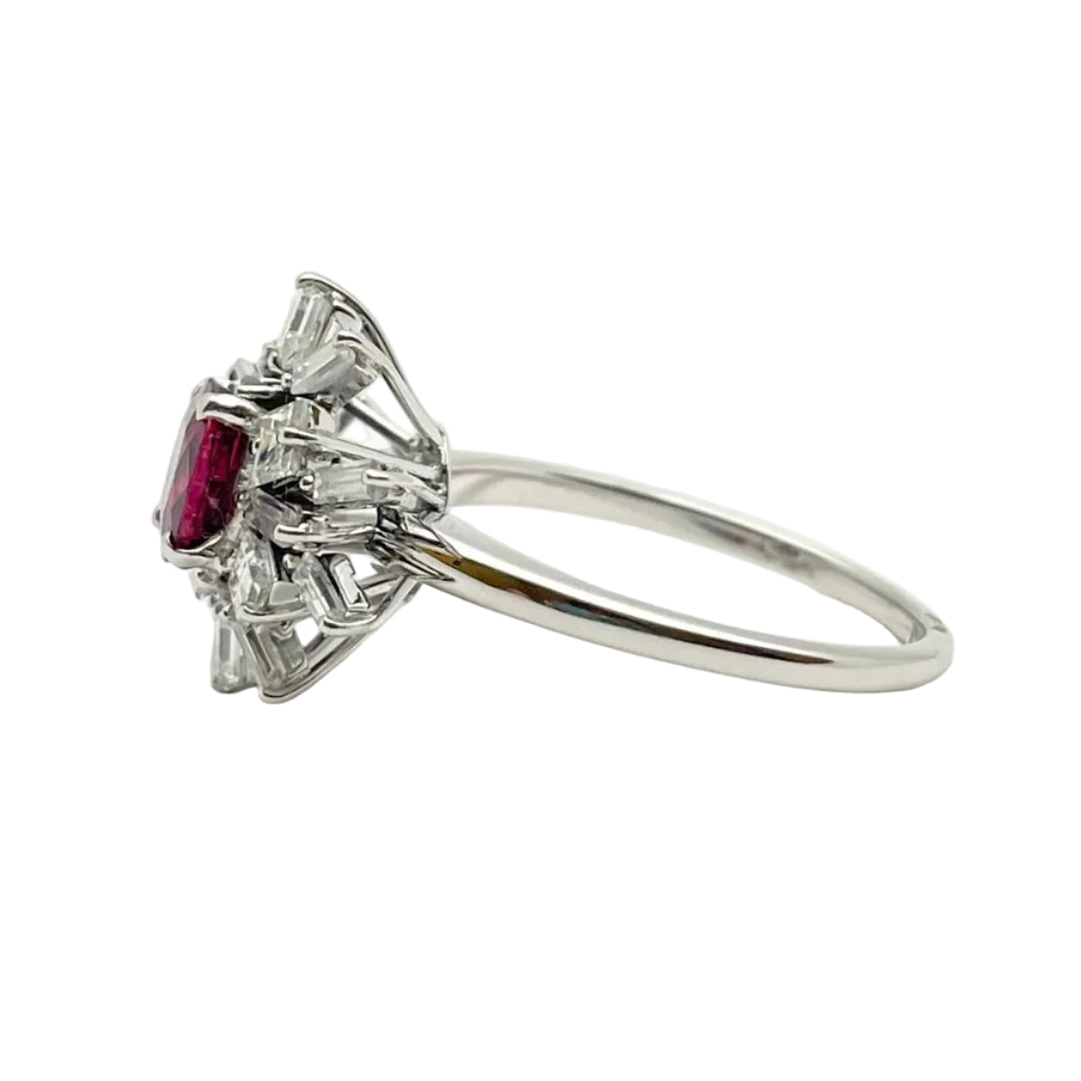 Bague Marguerite en or blanc, rubis et diamants