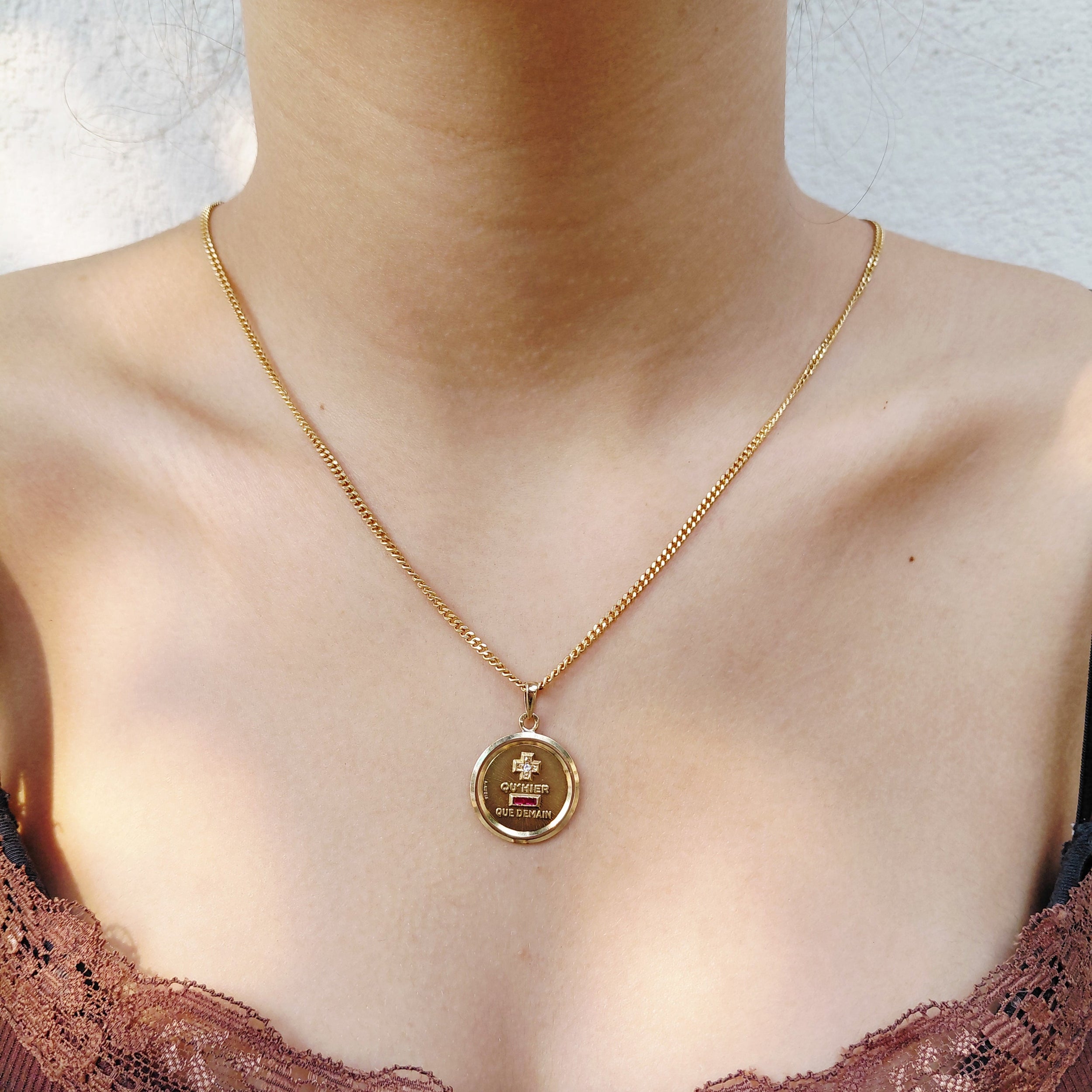 Médaille AUGIS en or jaune, rubis et diamant