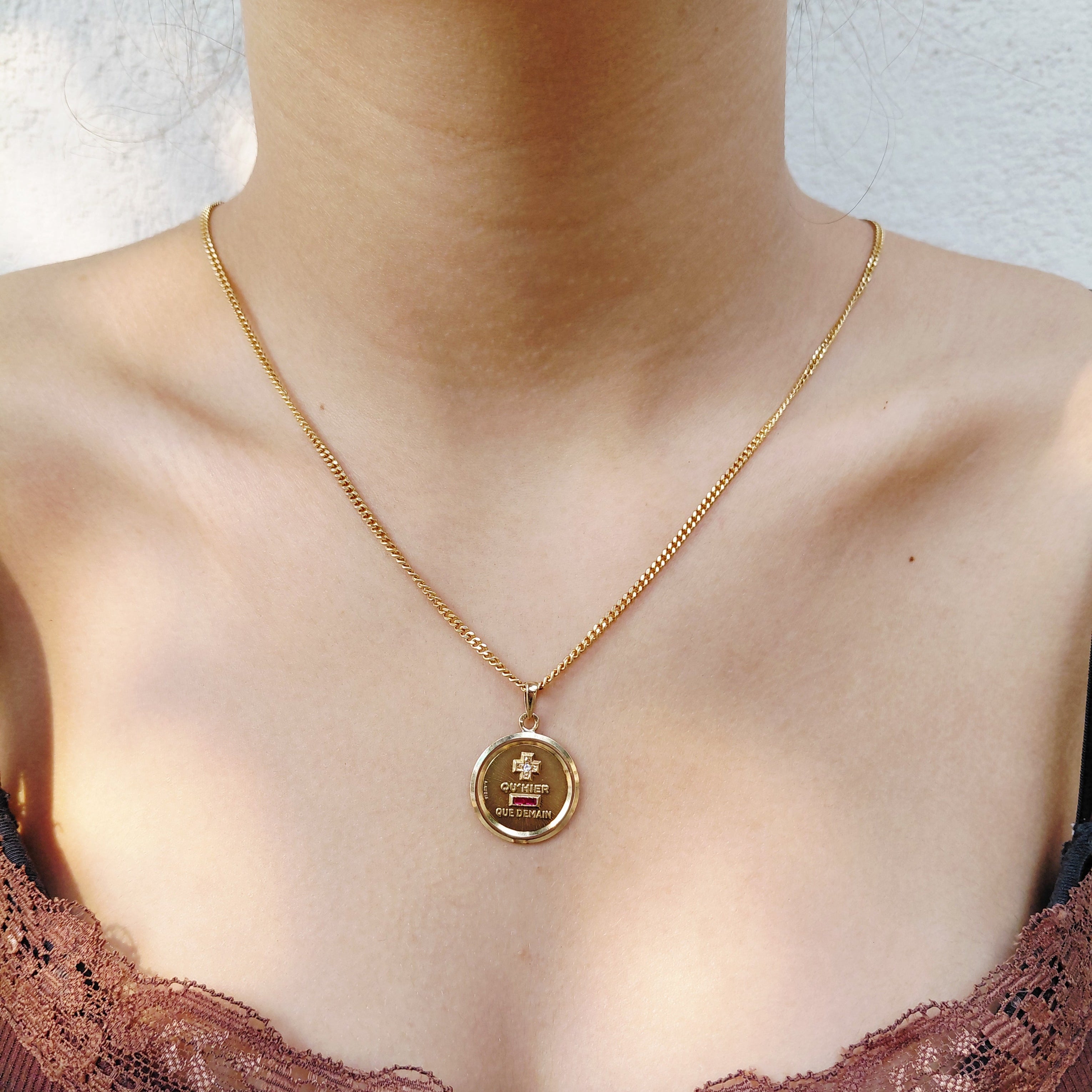 Médaille AUGIS en or jaune, rubis et diamant
