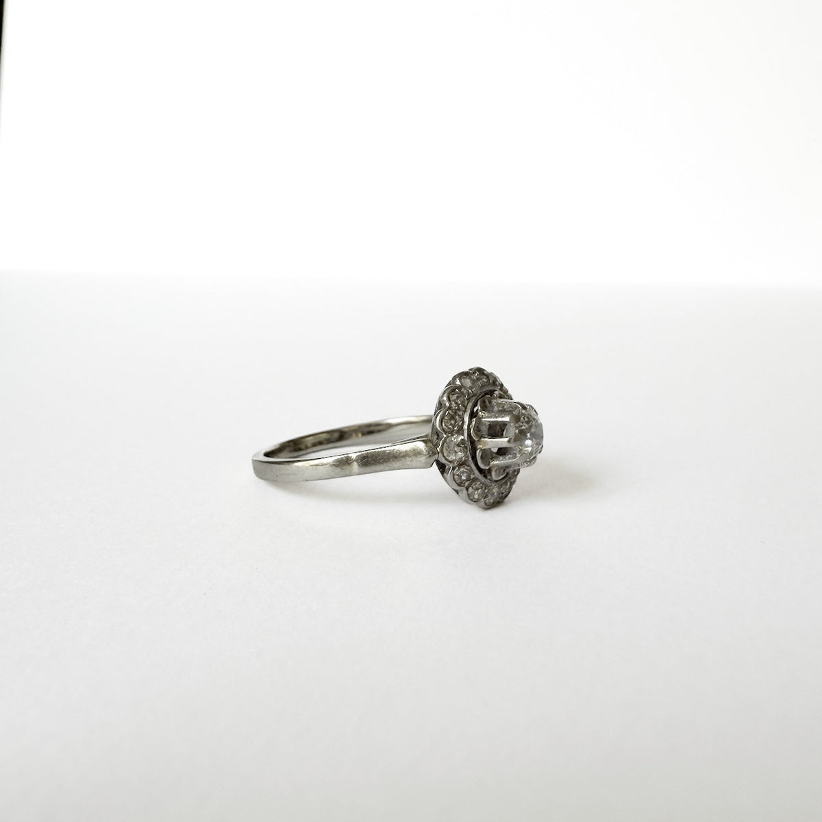 Bague Marguerite en or blanc, platine et diamants