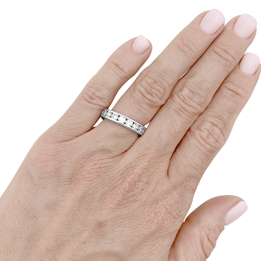 Bague alliance tour complet diamants, or blanc.