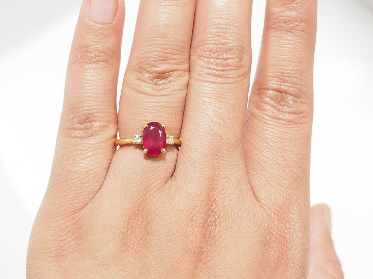 Bague Solitaire en or jaune, rubis et diamants