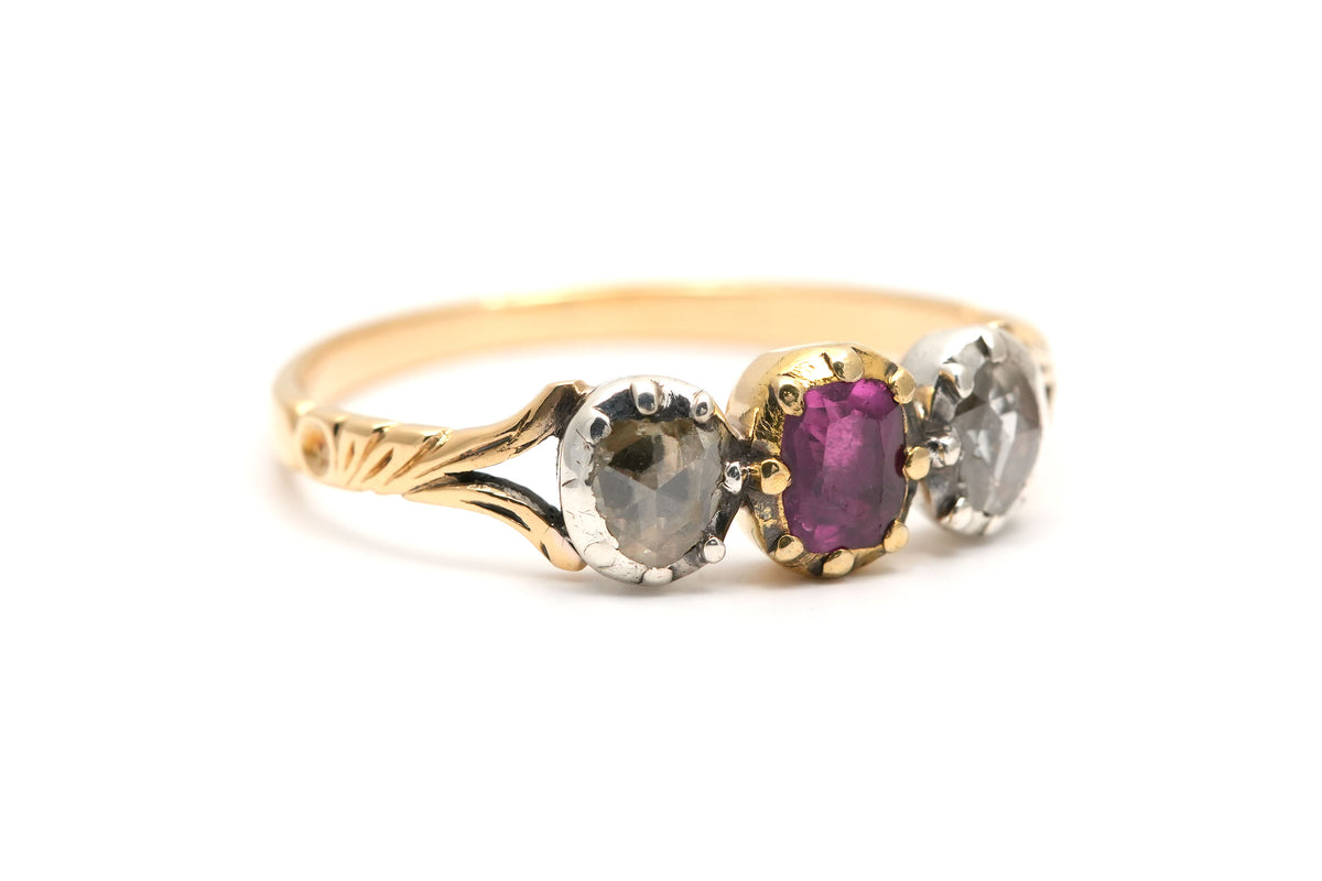 Bague Trilogie en or jaune, rubis et diamants