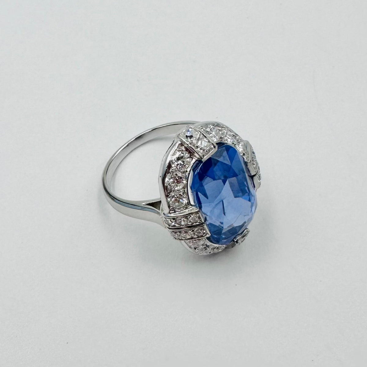 Bague Entourage en platine, saphir et diamants