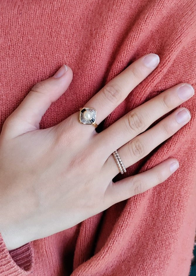 Bague en or jaune, saphirs, et perle