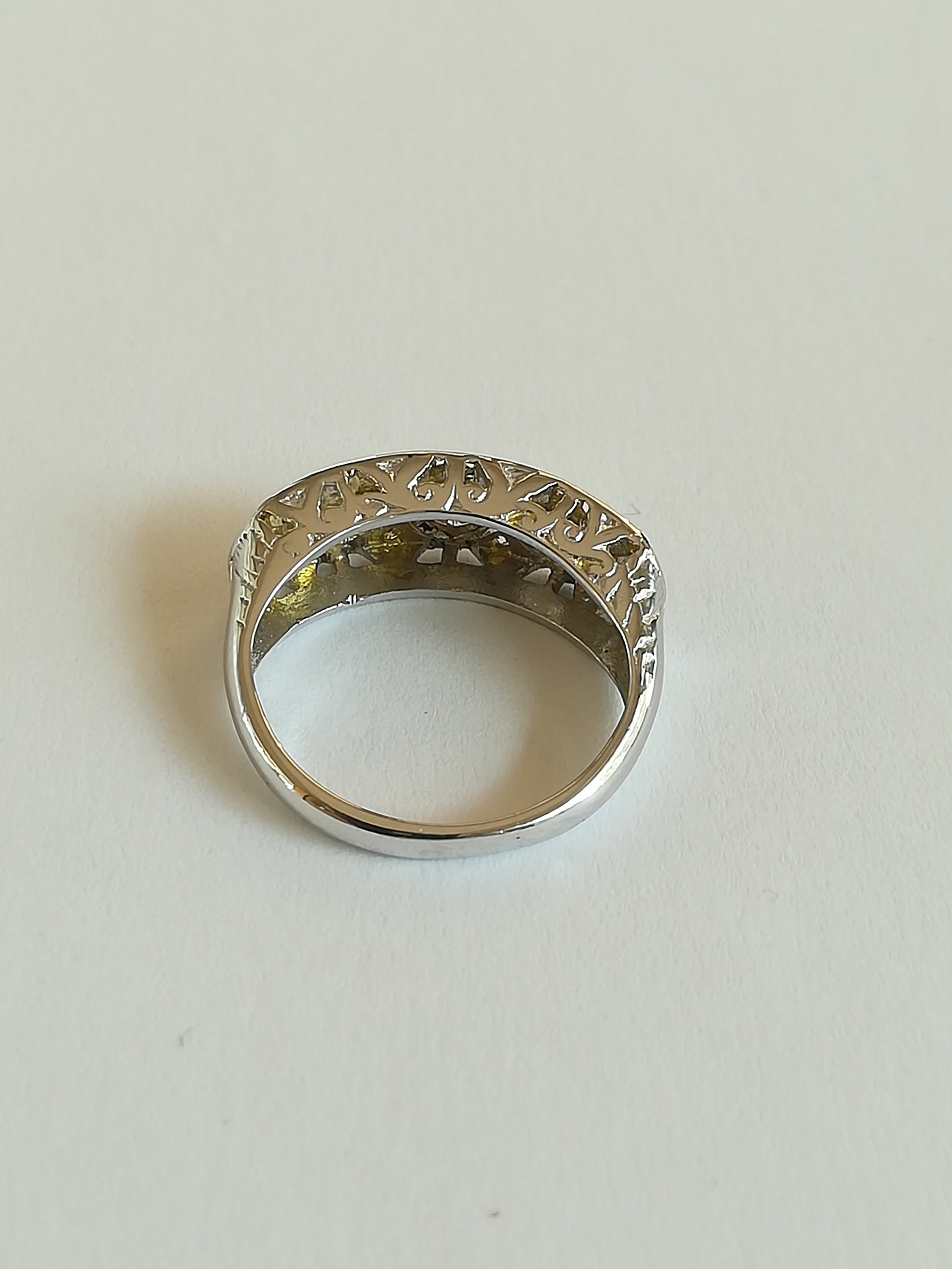 Bague Ancienne Jarretière en or blanc et diamants