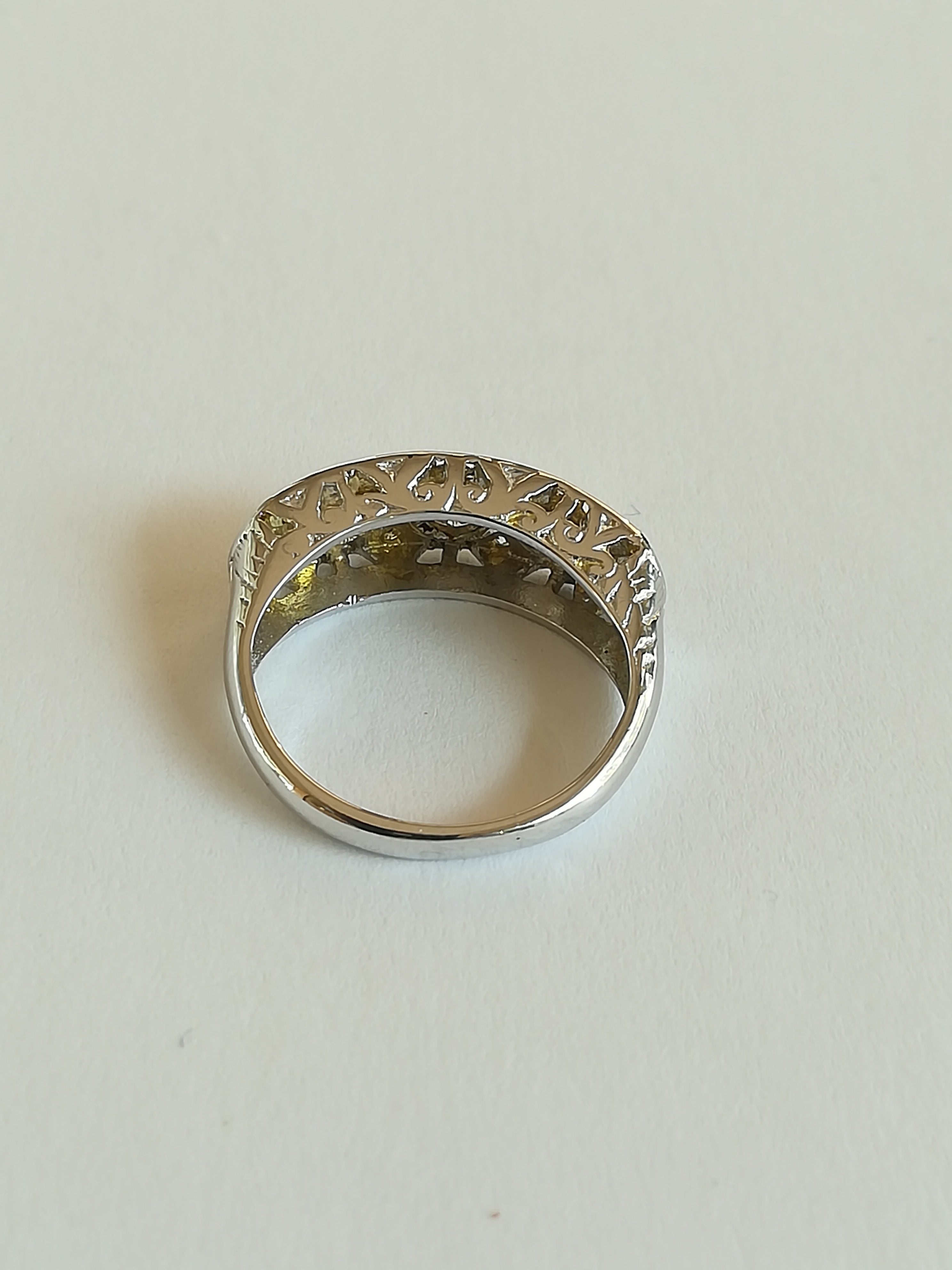 Bague Ancienne Jarretière en or blanc et diamants