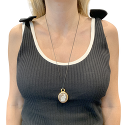 Pendentif Pomellato, "Eva", or rose, camée coquille.
