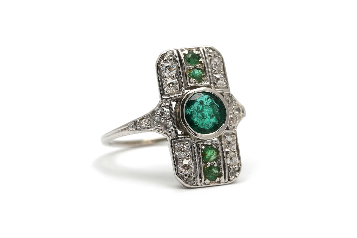 Bague Art Déco en or blanc, émeraudes et diamants